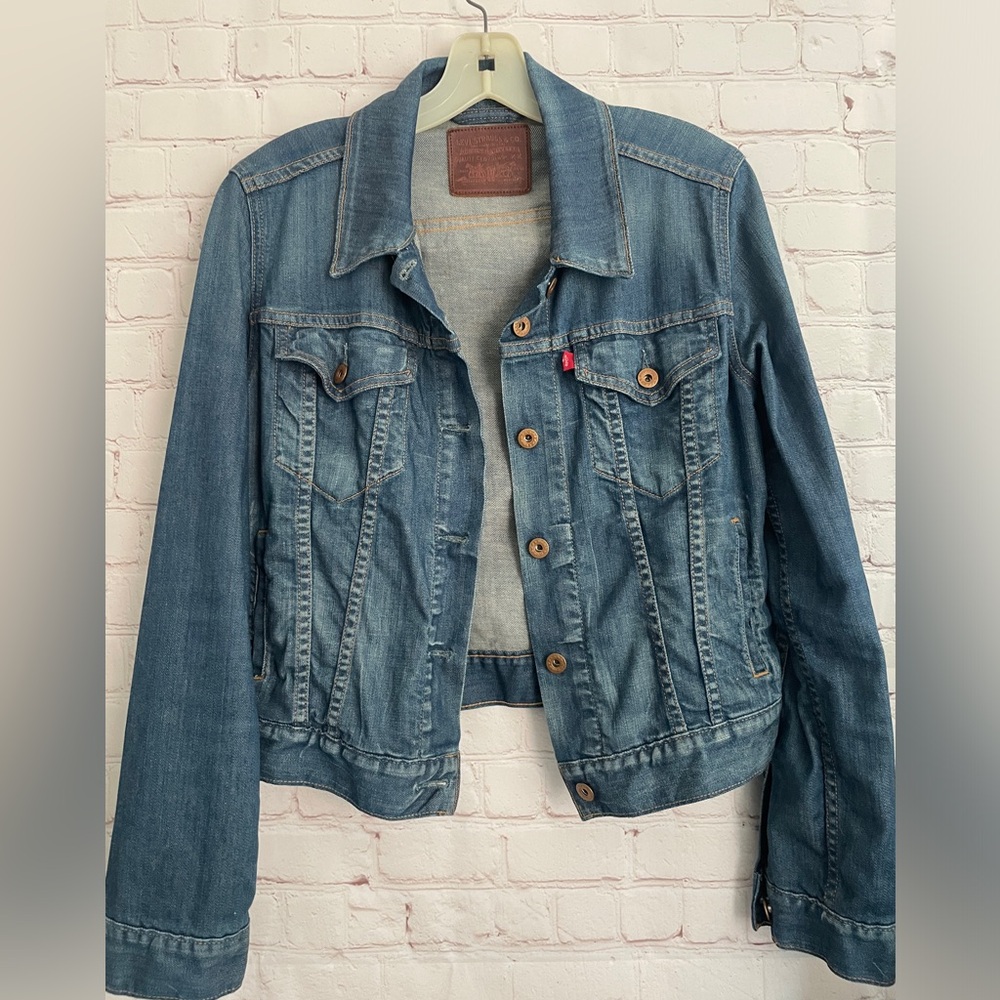 Classic Levi’s Denim Jacket women’s medium